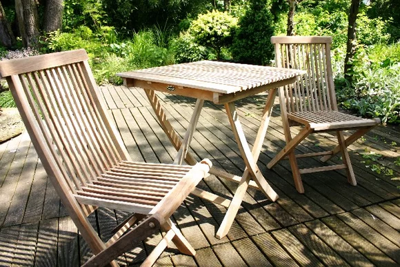 Tisch und zwei Stühle auf Terrasse
